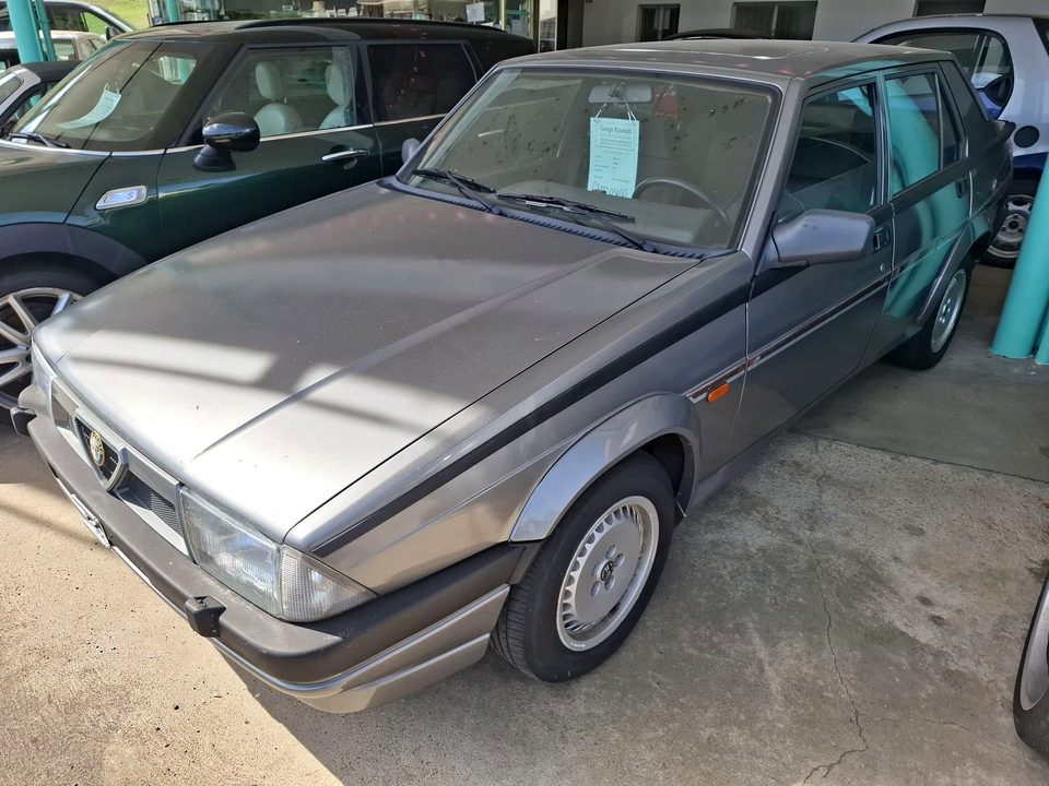 Alfa Romeo 75 — Vista anteriore a tre quarti