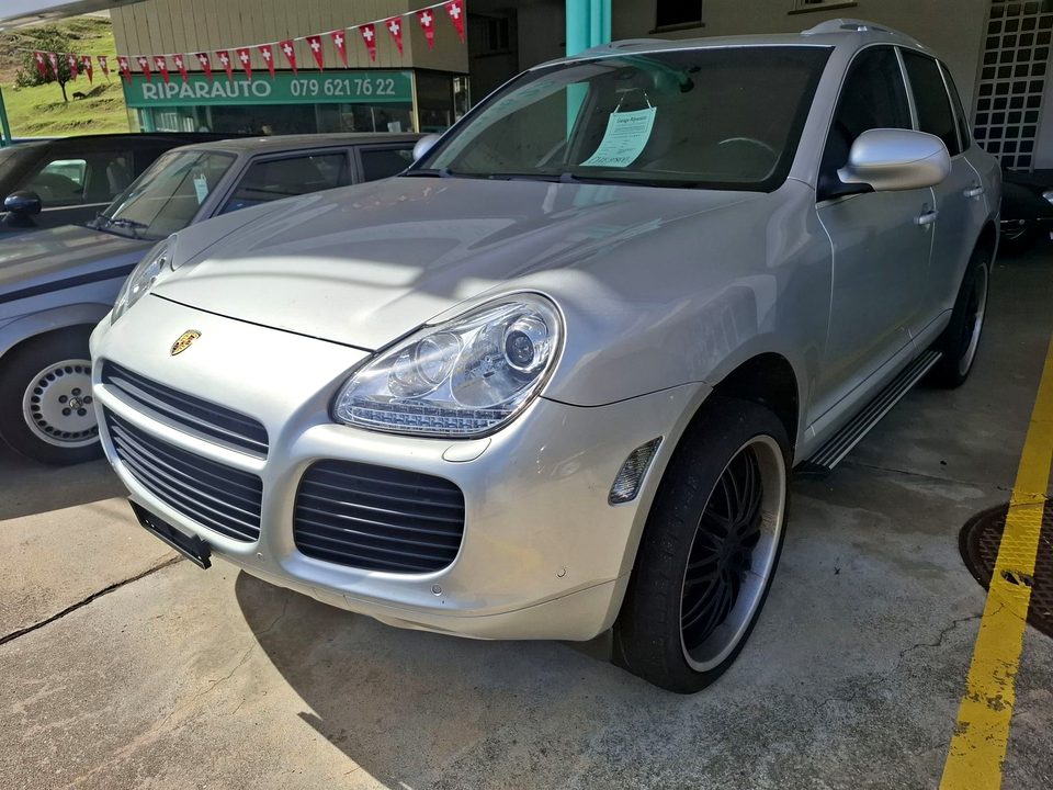 Porsche Cayenne Turbo — Vista anteriore a tre quarti