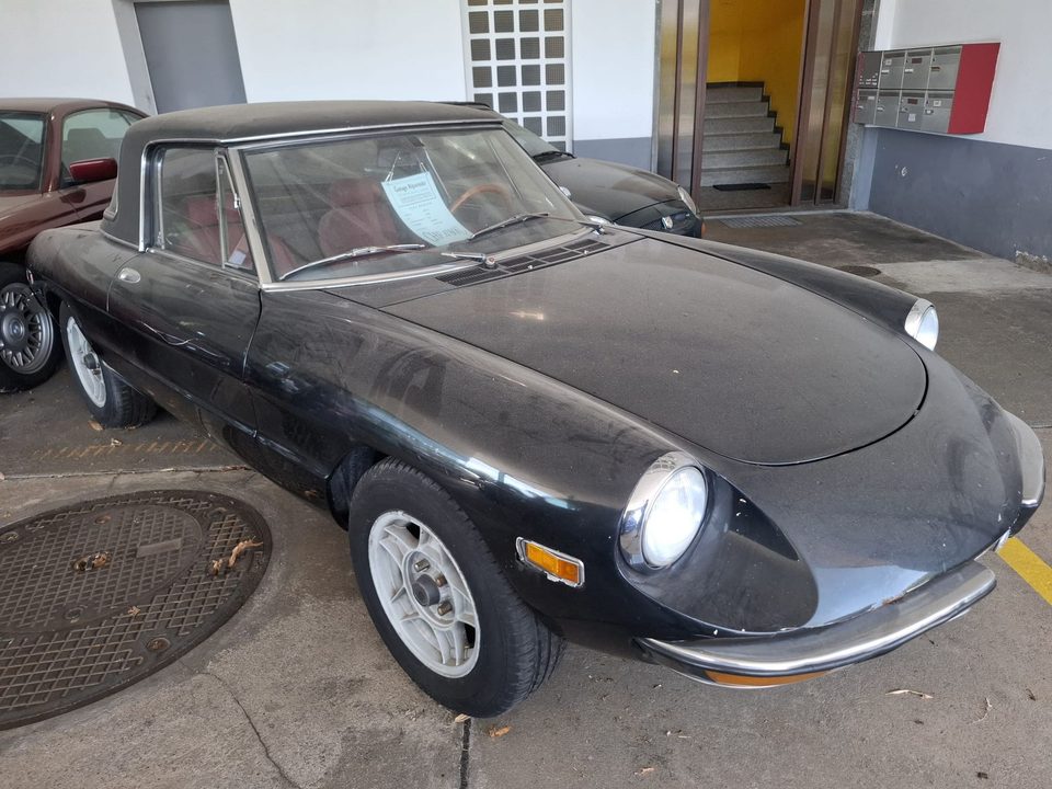 Alfa Romeo Duetto — Vista anteriore a tre quarti con hardtop