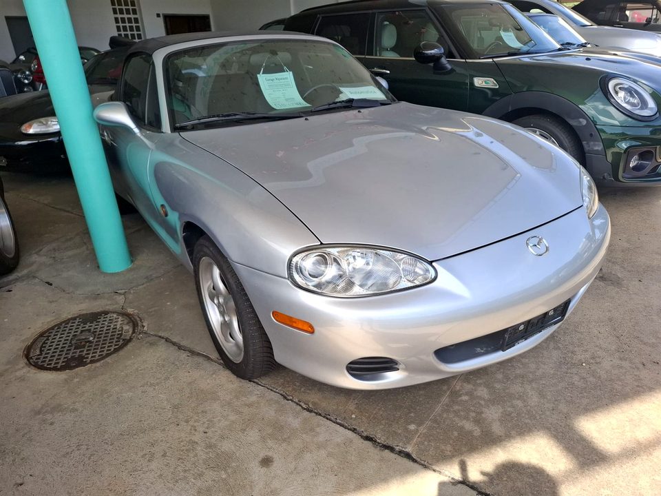 Mazda MX-5 — Vista anteriore con capote chiusa